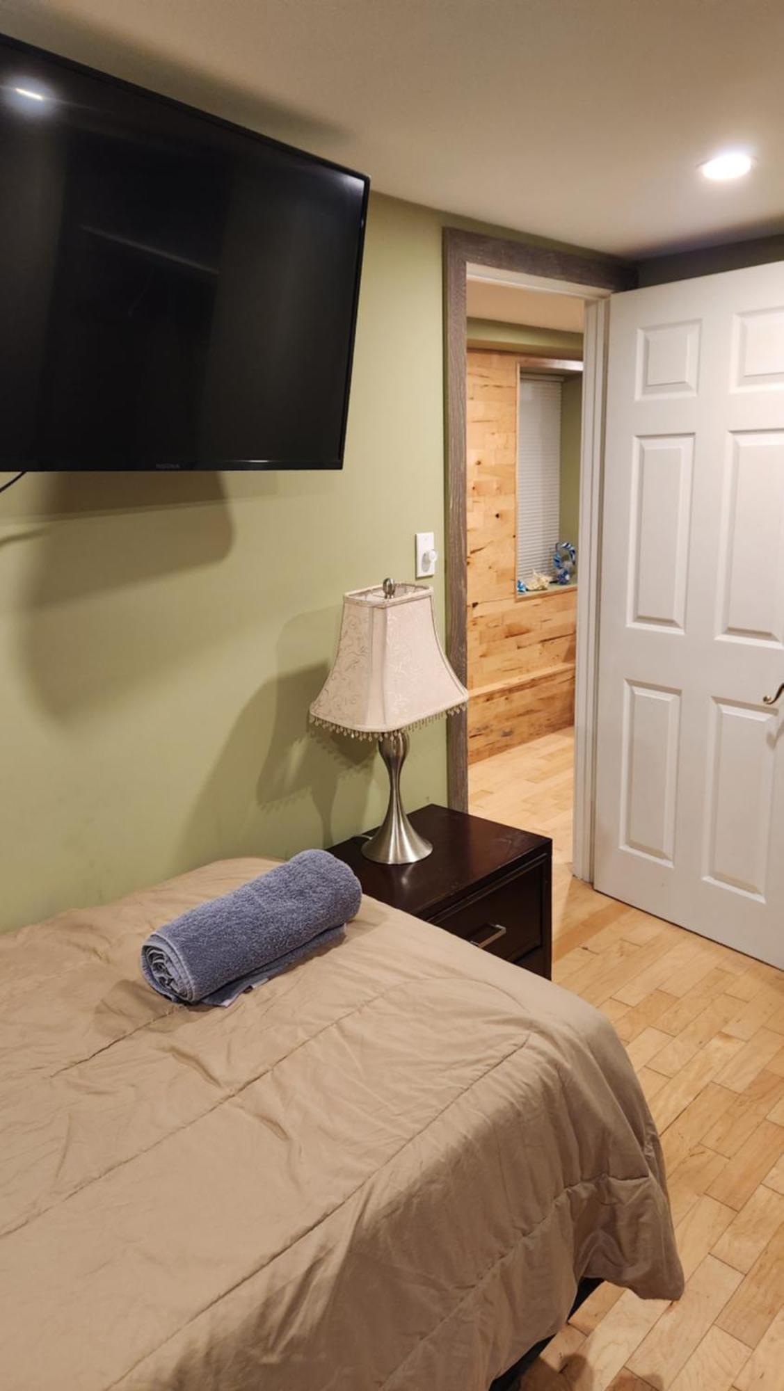 Two Bedroom Few Blocks From The And Tropicana Casino Apartment *